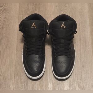 Jordan 1 MidBlack Metallic Gold